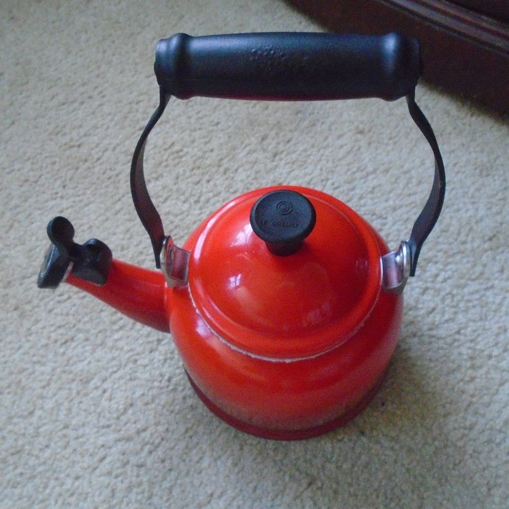 LE CREUSET RED TEA KETTLE "FOR DECOR ONLY"